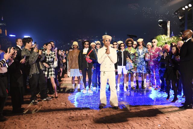 Louis Vuitton香港首次時裝展圓滿落幕!大展「幕後推手」Pharrell還創造過哪些歷史性的時裝時刻?