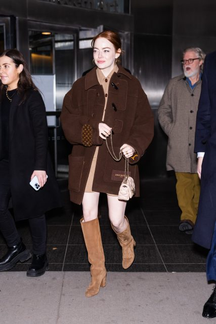 時尚是個輪迴!Emma Stone宣傳新電影《Poor Things》還不忘帶你重溫60年代穿搭風格