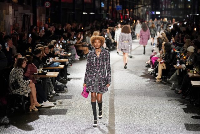 Chanel Métiers d’Art 2024工藝坊系列在曼城完美落幕,這個僅Chanel獨有的系列背後有著怎樣的來歷?