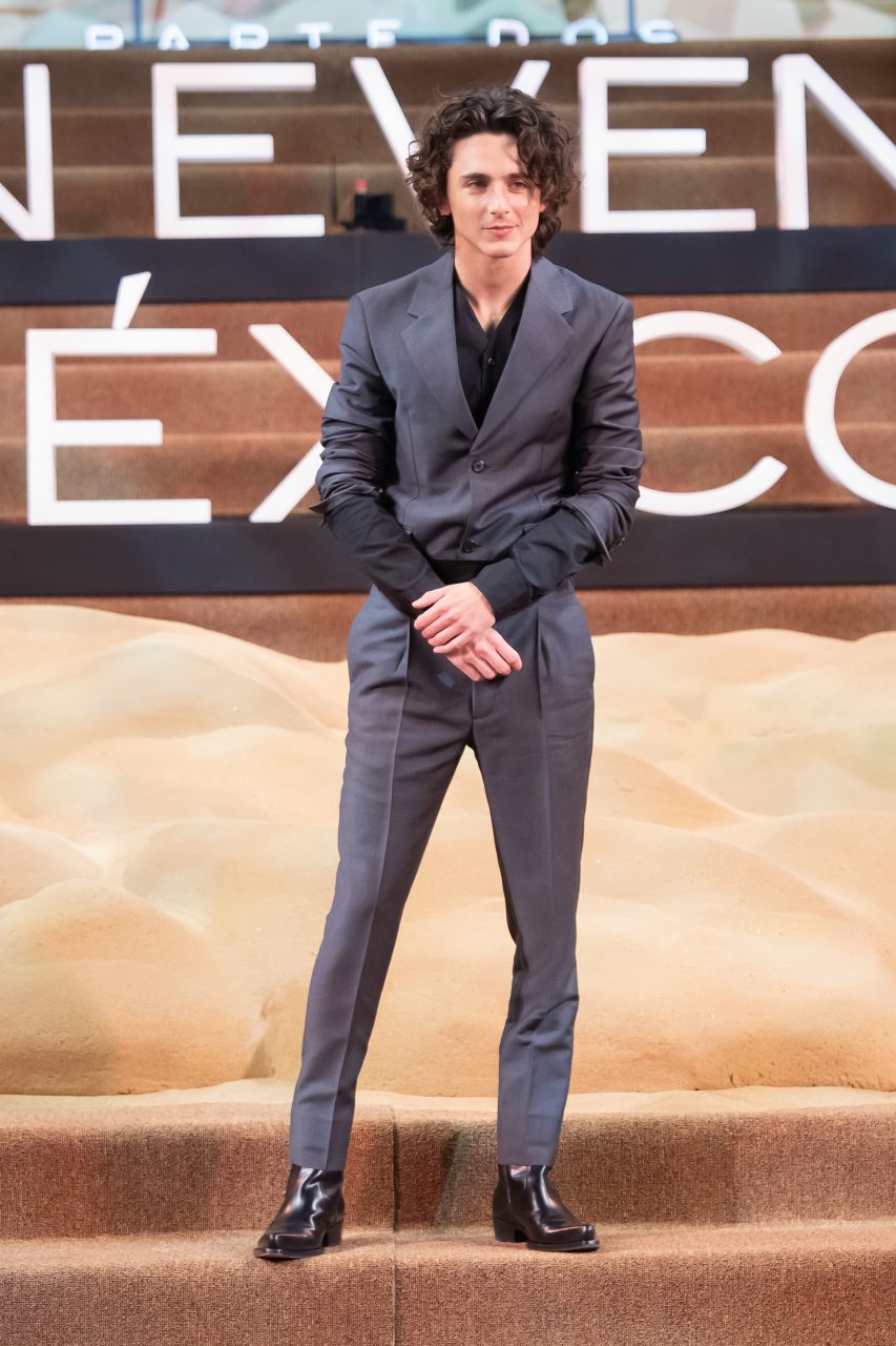 Timothée Chalamet以Prada西裝套裝亮相《沙丘2》墨西哥首映禮紅地毯。