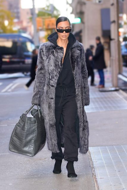 「大手袋」狂熱持續!Kim Kardashian 近日連環大曬一款超巨型 Hermès Birkin 手袋⋯⋯