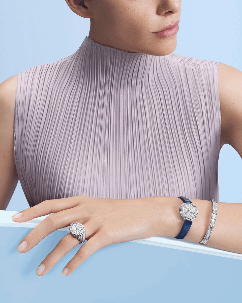 Van Cleef & Arpels Perlée系列光影漫舞，猶如冬日詩篇溫柔詠嘆