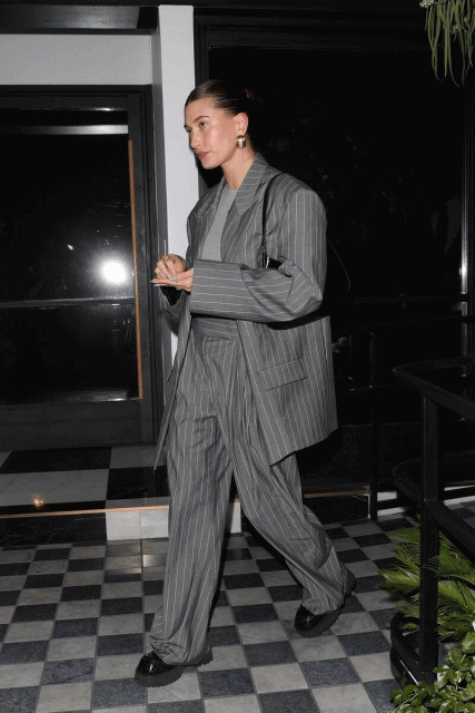 今個冬天的潮流就是「Groutfit」全灰色系穿搭!Gigi Hadid、Bella Hadid、Hailey Bieber、Zendaya為你示範