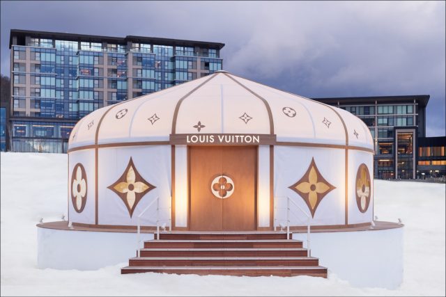 Louis Vuitton 日本二世古滑雪場快閃店開幕,更可乘搭奢華 LV monogram 滑雪纜車!