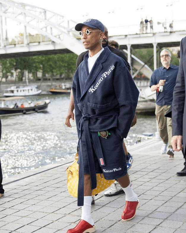 Wrong Shoes 穿搭法正流行？盤點 2023 年 11 個最具爭議的名人「穿錯鞋」時尚時刻