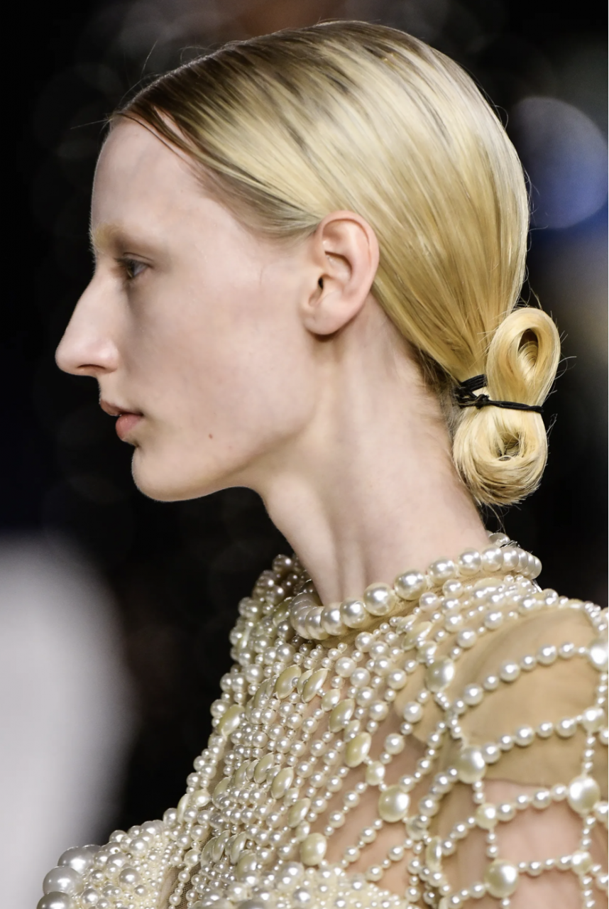 2024年5種大熱髮型時裝展靈感：髮飾回歸、超短髮盡顯型格感！