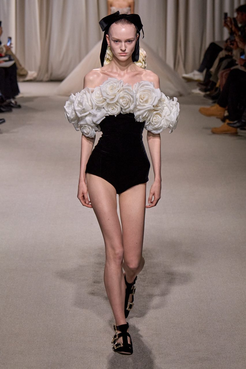 Giambattista Valli 以無盡浪漫為主調，重新展現優雅新輪廓｜Spring/Summer 2024 Haute Couture