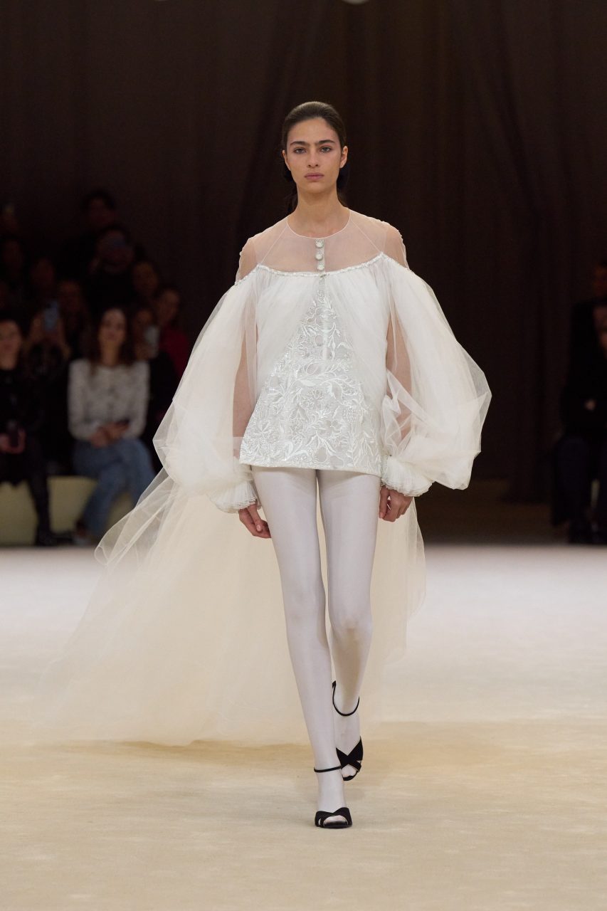 Chanel 以舞蹈為靈感的夢幻高訂時裝展，從一顆經典 Chanel「鈕扣」說起⋯⋯｜Spring/Summer 2024 Haute Couture