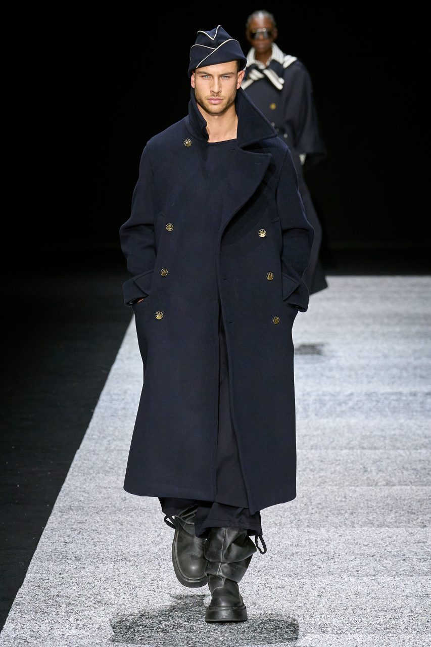 Emporio Armani 將變幻無常的黑夜大海帶到舞台，詩意地呈現出心中勇敢的航海士｜Fall / Winter 2024 Menswear