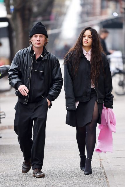 2024年荷里活最強明星情侶!Rosalía 和 Jeremy Allen White 這對 Power Couple 絕對是現代版的「Posh & Becks」!