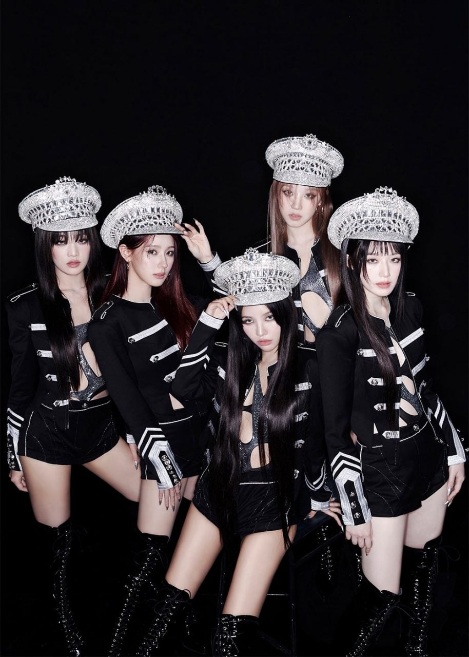 人氣女團 (G)I-DLE 正規二輯先行曲《Wife》發佈！全員藍綠色Bob頭延續怪誕風格