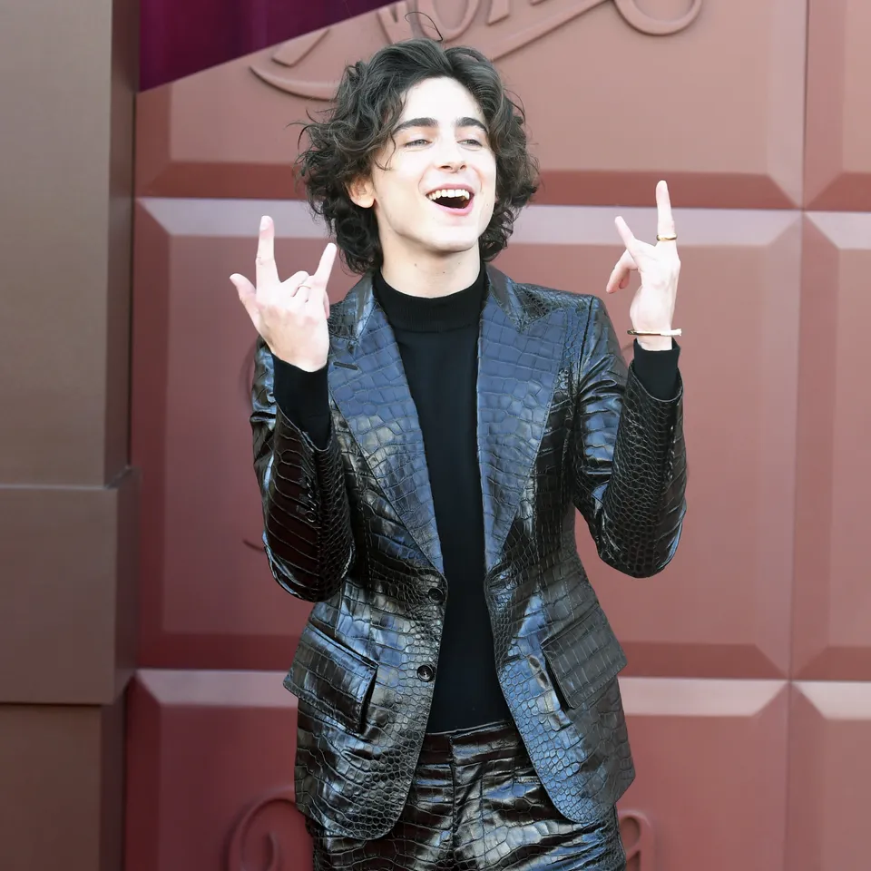 2024年紅地毯時尚預測|金屬色絢爛disco、夢幻雪白婚禮、獨特男裝設計…