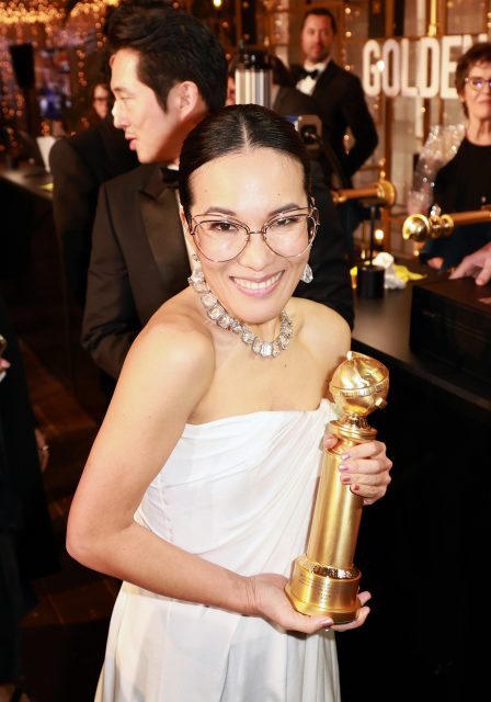 喜劇女王 Ali Wong 憑《BEEF》獲金球獎視后!致詞感謝前夫:是你讓我有機會成為職場母親