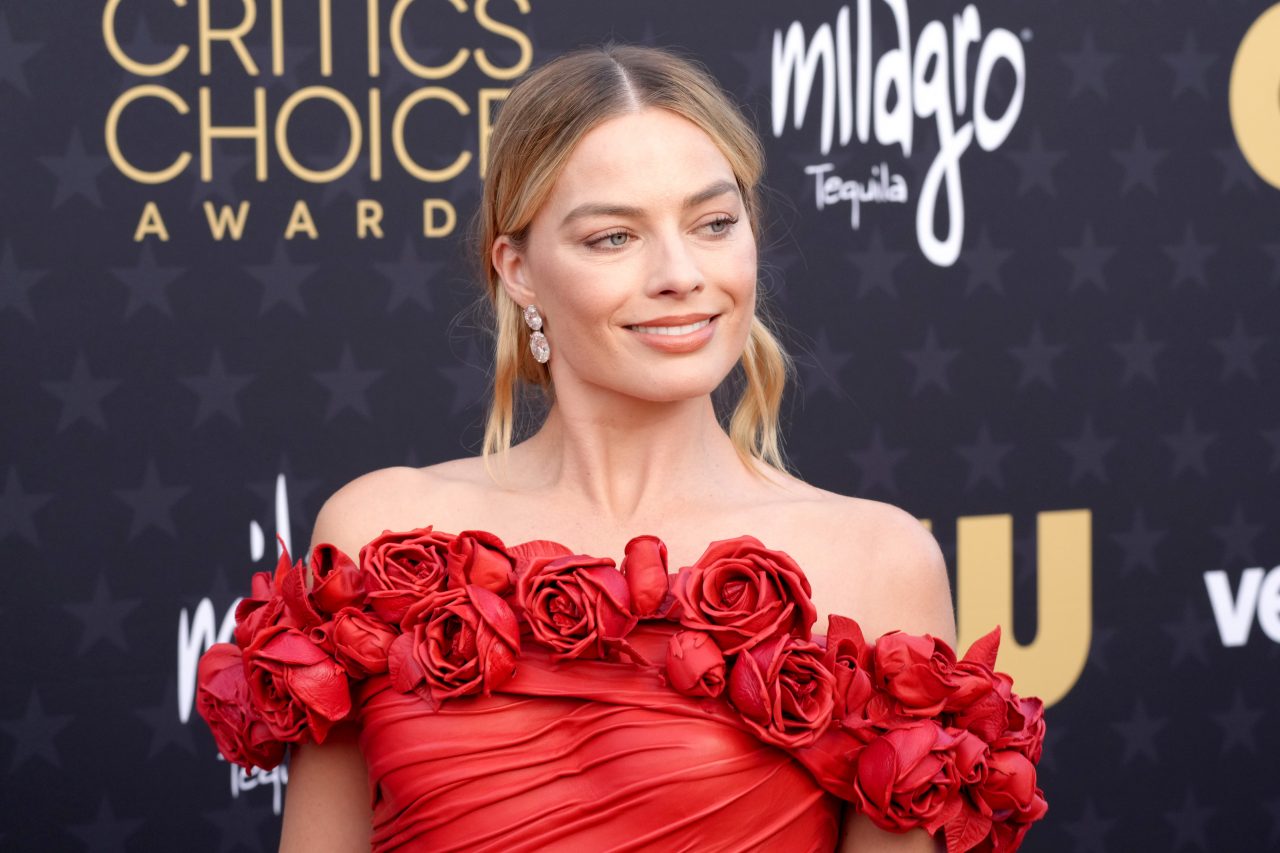 Critics Choice Awards 2024 紅地毯造型盤點：Margot Robbie、Dua Lipa 以紅色晚裝艷絕全場！