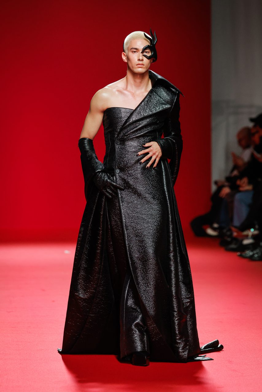 PARIS, FRANCE - JANUARY 25: (EDITORIAL USE ONLY - For Non-Editorial use please seek approval from Fashion House) A model walks the runway during the Robert Wun Haute Couture Spring/Summer 2024 show at Palais de Tokyo as part of Paris Fashion Week on January 25, 2024 in Paris, France. (Photo by Richard Bord/Getty Images)