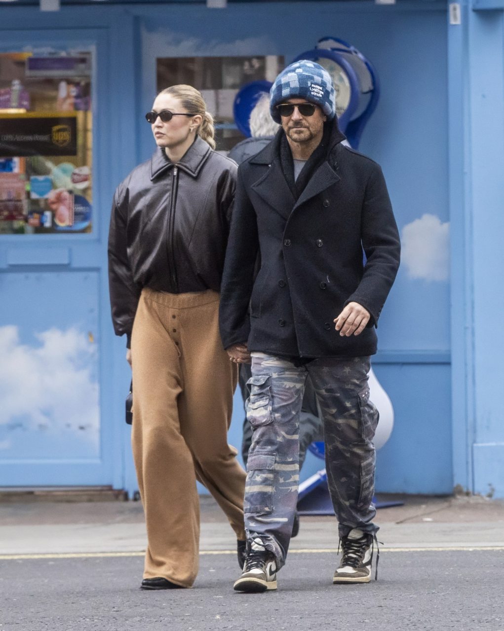Gigi Hadid 與 Bradley Cooper 倫敦約會公開牽手！更值得留意是他們刻意不匹配的情侶風格？