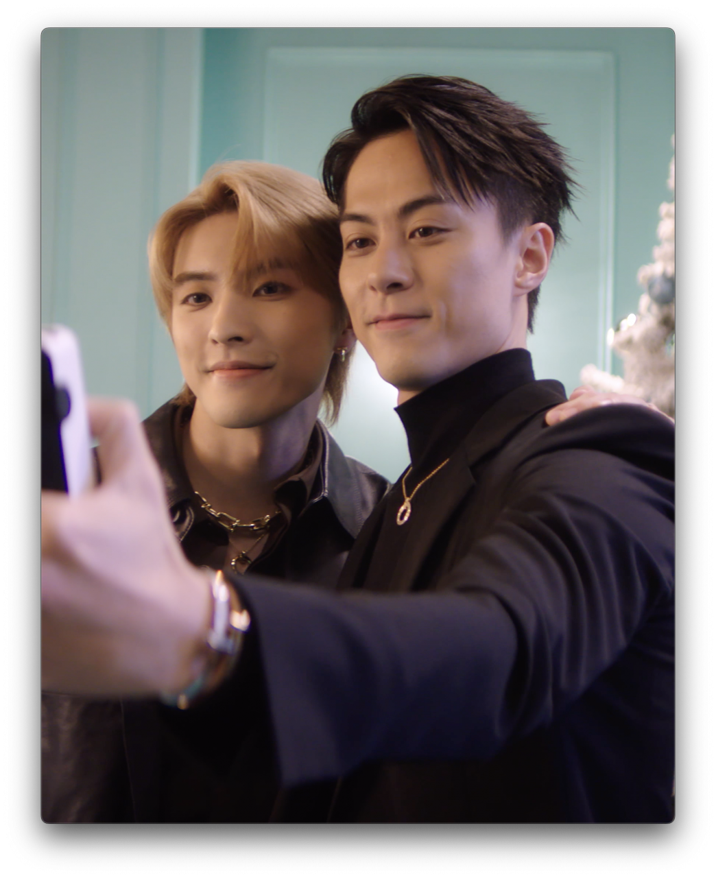#ChristmasInVogue 打開Tiffany Blue® Box，有 #范麒智 @kenjiFann 和 #朱鑑然 @Kevinstarkchu 向我們展示創造回憶的樂趣。