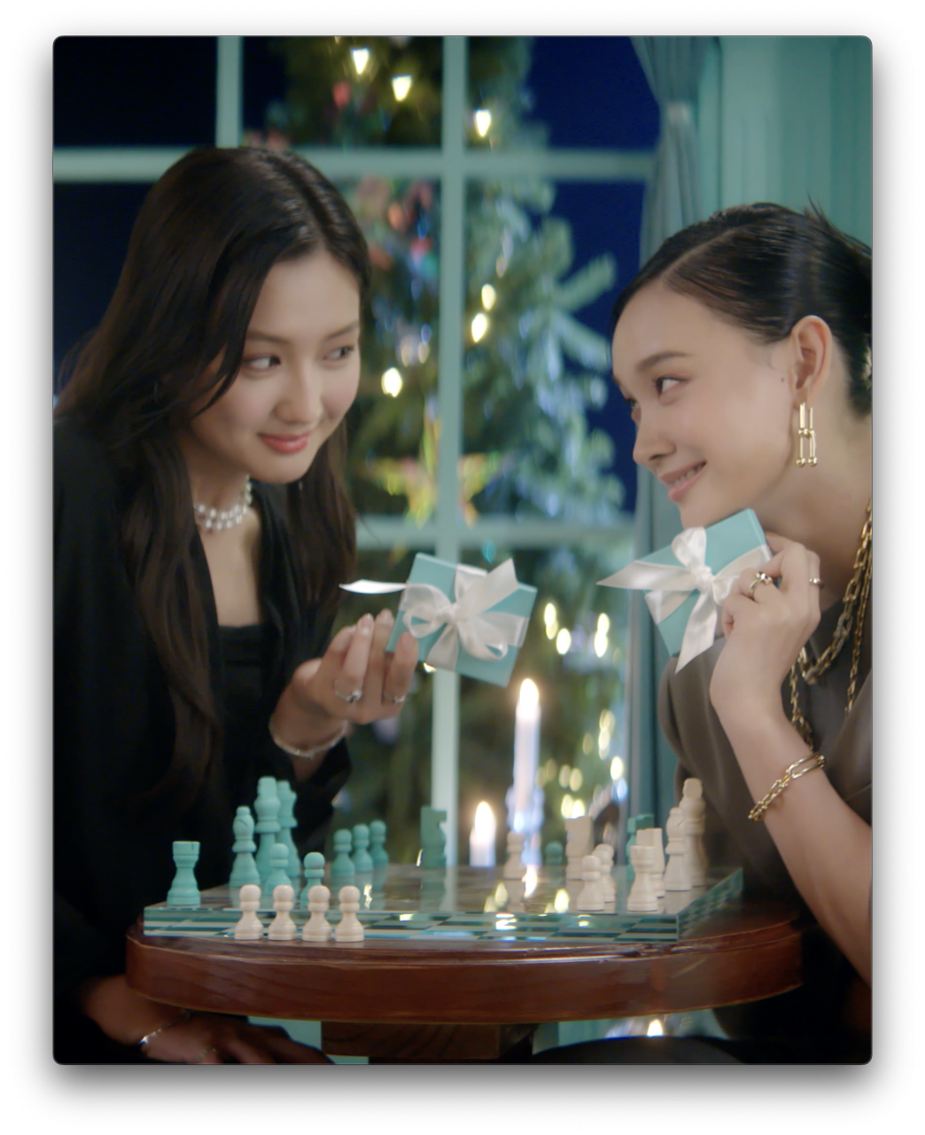 #ChristmasInVogue 打開Tiffany Blue® Box，有 #譚旻萱 @Tmh_xd 和 #談善言 @TamSYin 正在開展一場動魄驚心的節日遊戲大對決。