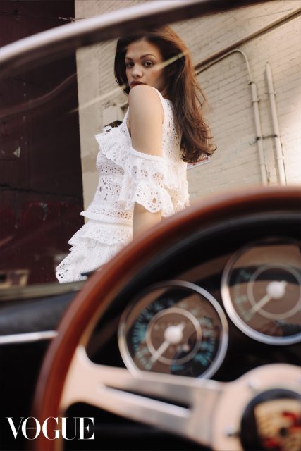 2024 春夏潮流趨勢|夏日必備單品再升級!荷葉邊、皺褶、刺繡點綴清新純潔的白色連身裙