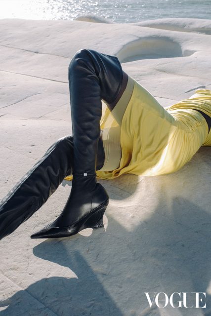 2024 春夏時尚趨勢:踏進過膝靴的潮流,大膽展現自信、優雅、前衛的時尚態度