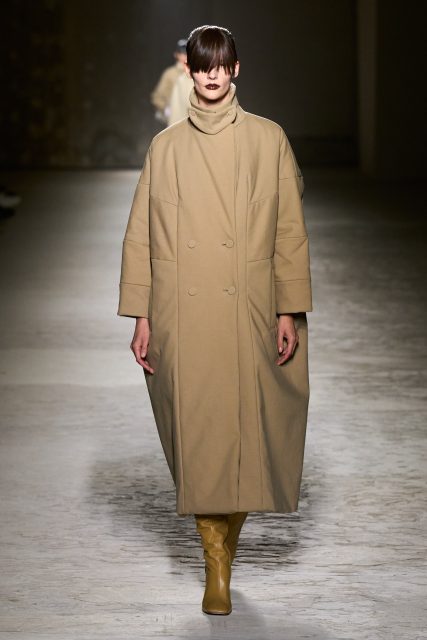 Dries Van Noten 創造剛柔對立、不遵循常規的風格|Fall / Winter 2024