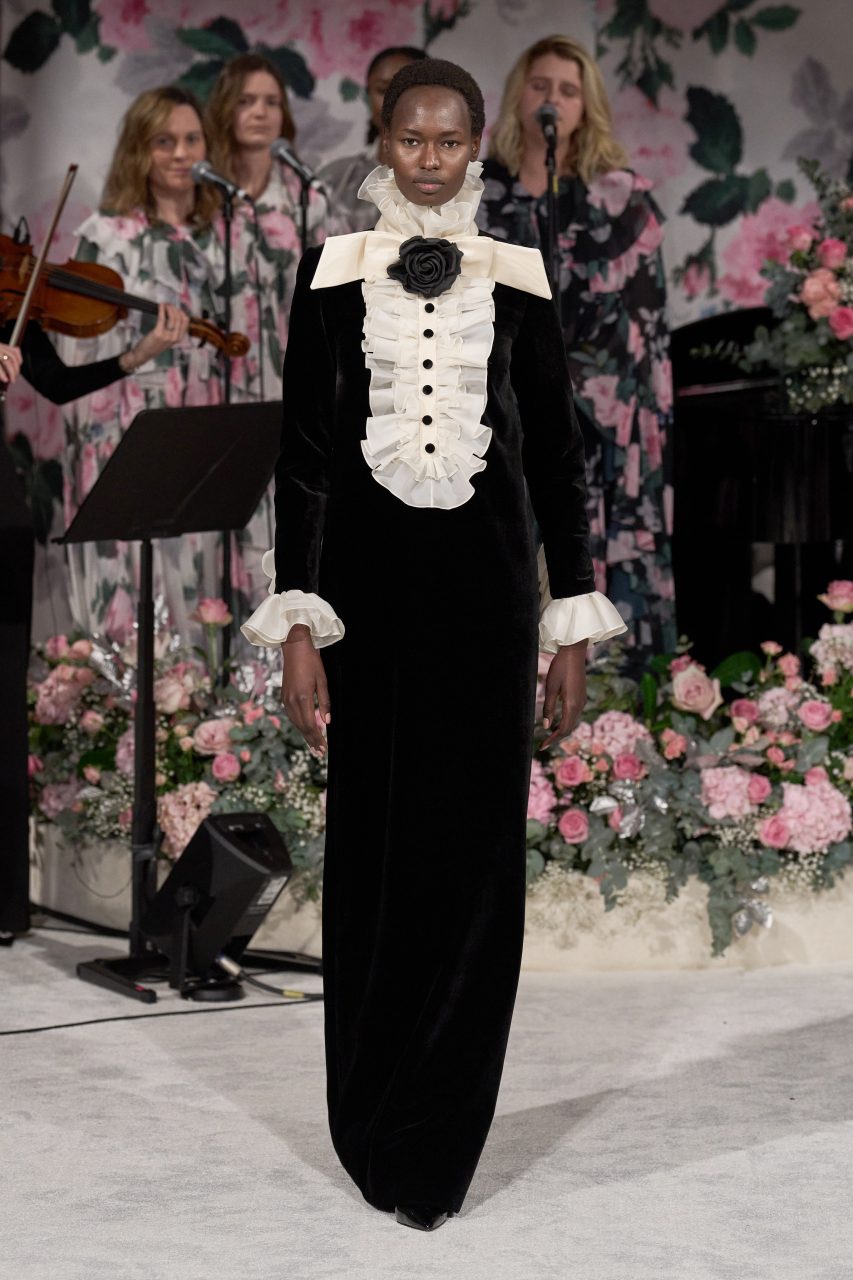 倫敦設計師 Richard Quinn 以婚禮禮服為靈感，浪漫詮釋精緻的訂製風格｜Fall / Winter 2024