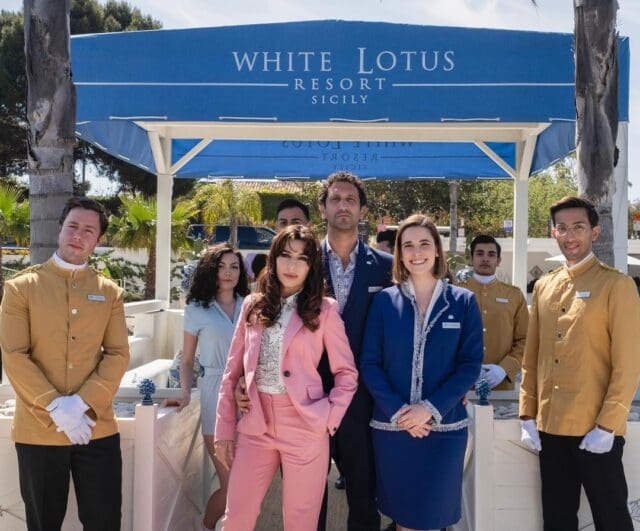 《白蓮會》第三季 5 大必看亮點!Blackpink Lisa 首次挑戰演戲,酒店服務員造型曝光