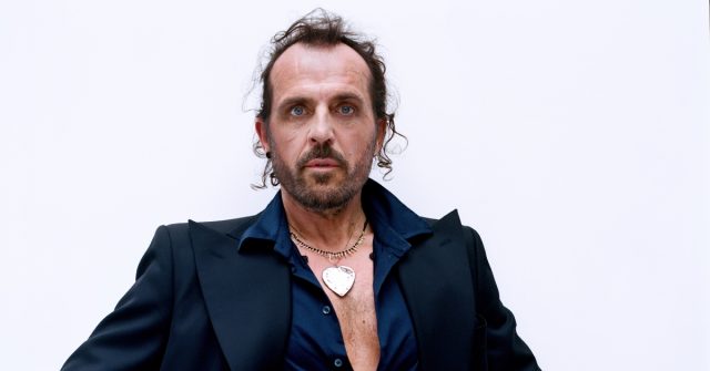 專訪時裝設計師 Andreas Kronthaler——將傷痛化為一場美麗的時裝展，以最私人方式致敬摯愛