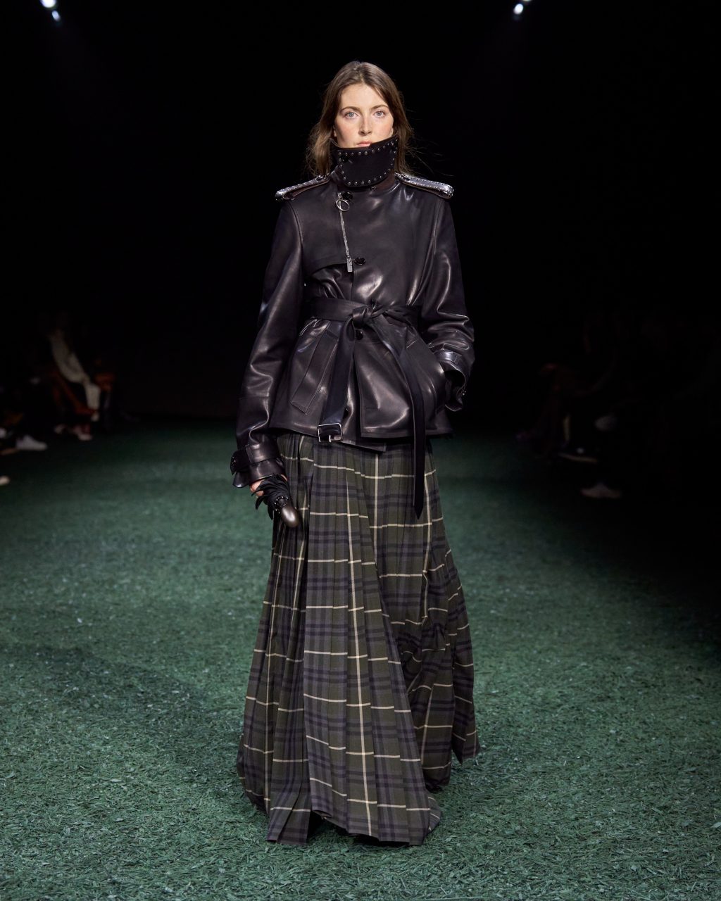 Phoebe Philo女兒Maya Wigram驚喜亮相Burberry，擔任時裝騷閉場模特兒！
