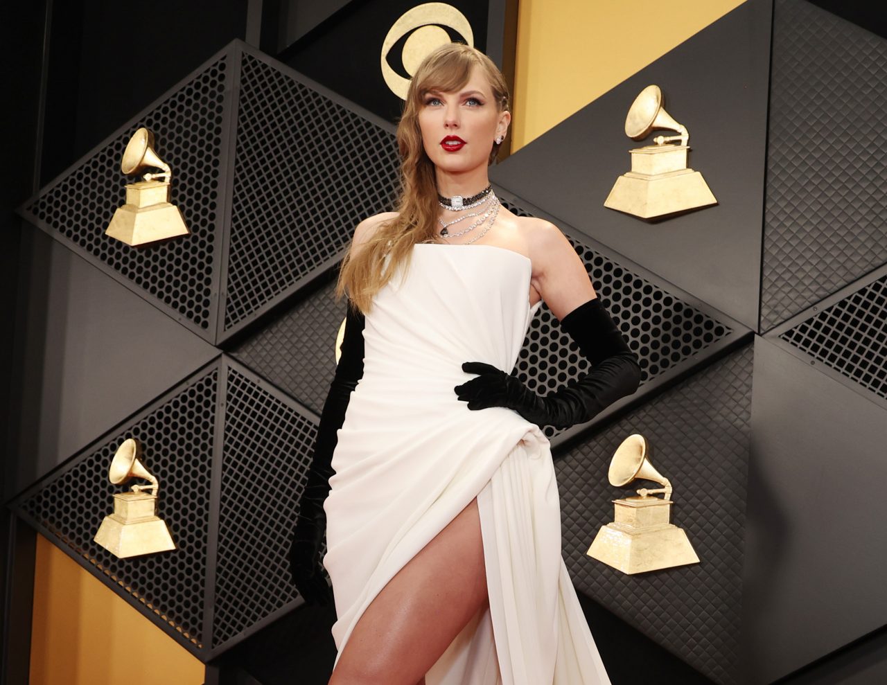 格林美獎 2024｜一文看清 Grammys 名人紅地毯造型：Taylor Swift 以 Schiaparelli 華麗登場，Miley Cyrus 晚裝由金色別針組成？