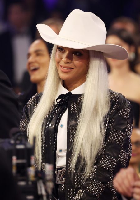 Beyoncé低調現身格林美2024頒獎禮,身穿Louis Vuitton套裝演繹Rodeo Style!