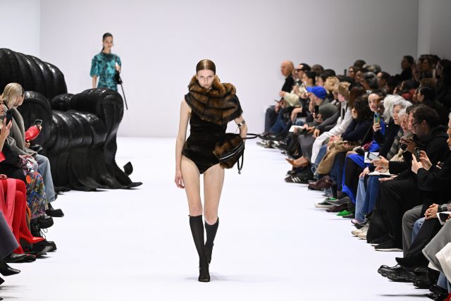 Acne Studios 以丹寧和皮革構建未來主義樂園|Fall / Winter 2024