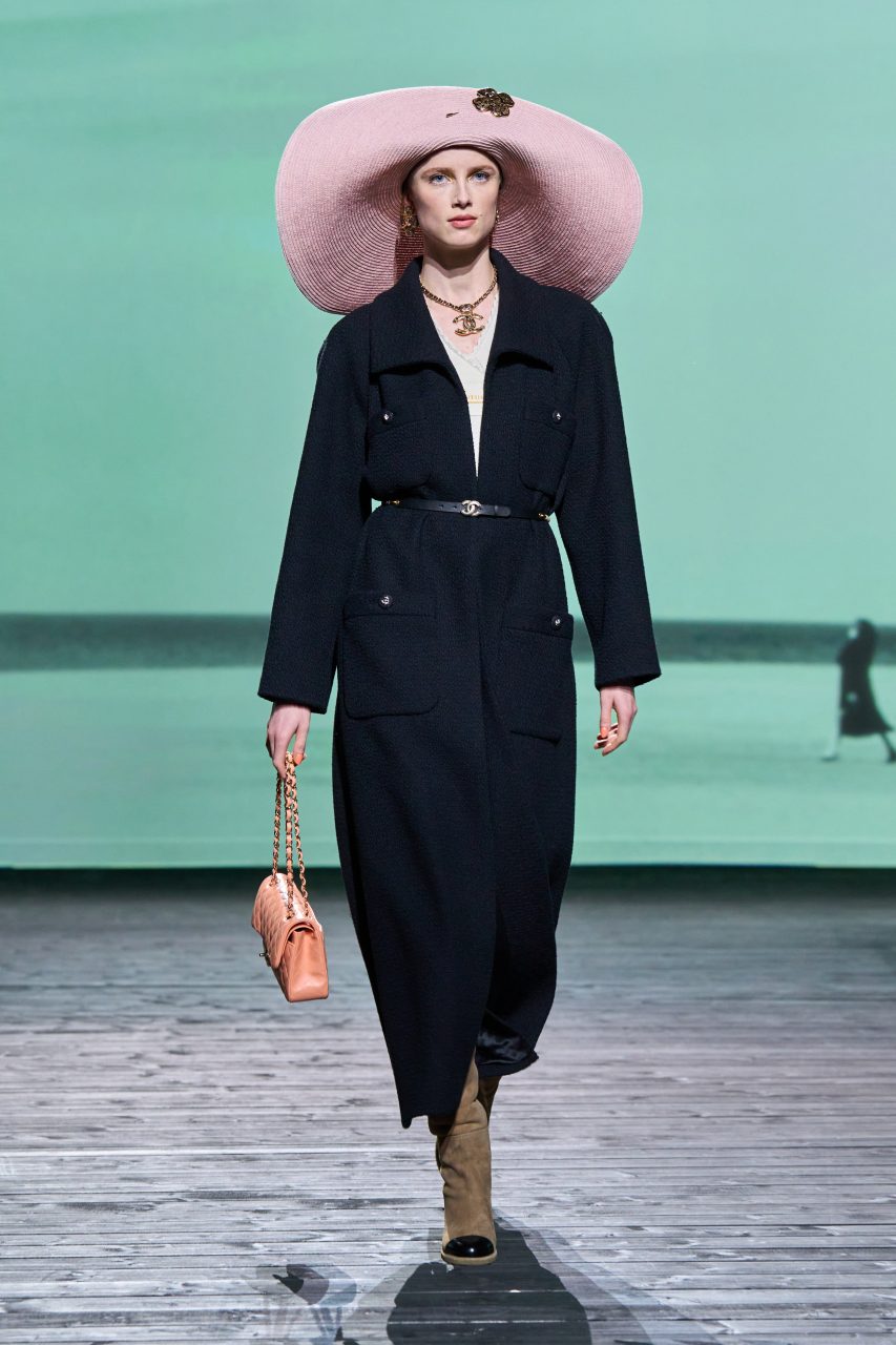 以Chanel 歷史的起點Deauville為靈感，Virginie Viard為當代女性打造優雅時髦衣櫥｜Fall / Winter 2024