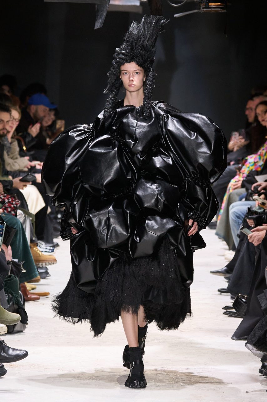 Comme des Garçons憤怒地控訴，華麗復古的洛可可風格和粗糙皮革設計形成諷刺的對比｜Fall / Winter 2024