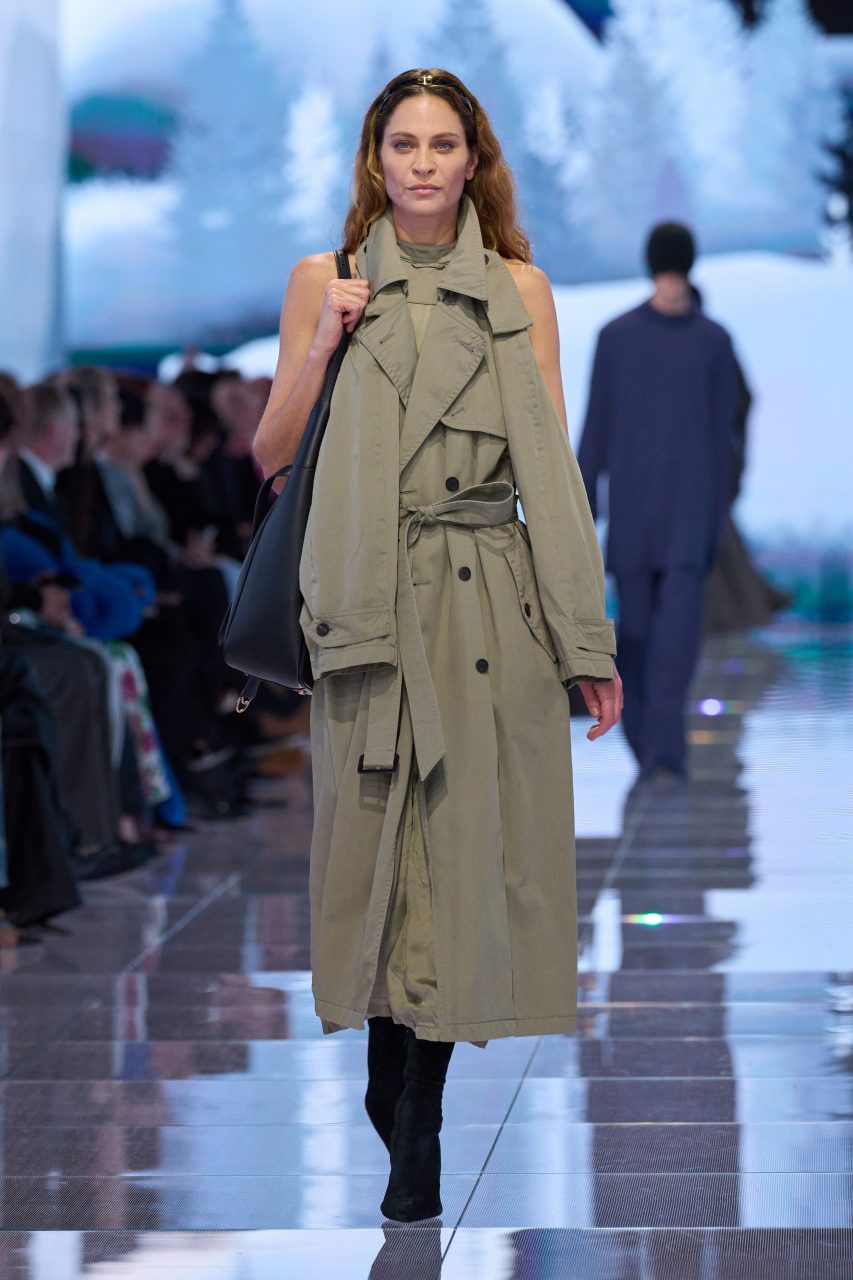 Balenciaga 以時裝諷刺TikTok和AI生成繪圖，一個被過多資訊綁架的世代｜ Fall / Winter 2024