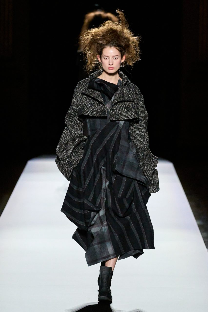 Yohji Yamamoto 以時裝詮釋布拉克立體主義，從廓形改變服裝型態｜Fall / Winter 2024
