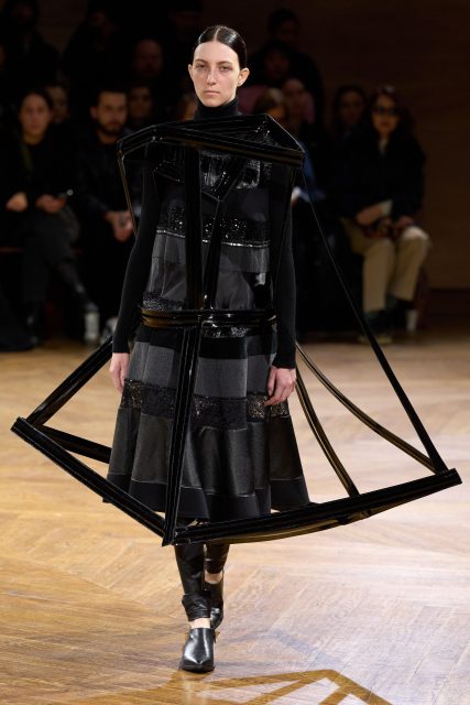 Junya Watanabe挑戰時裝和藝術的邊界，將服裝化作極具科幻感的雕塑｜ Fall / Winter 2024