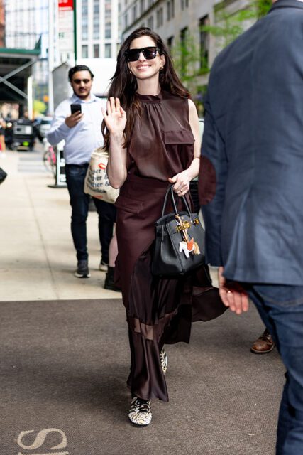 不變的女神魅力!盤點 Anne Hathaway 教科書級時尚造型,從《穿 Prada 的惡魔》、《奧德賽》到日常 Birkin 手袋穿搭