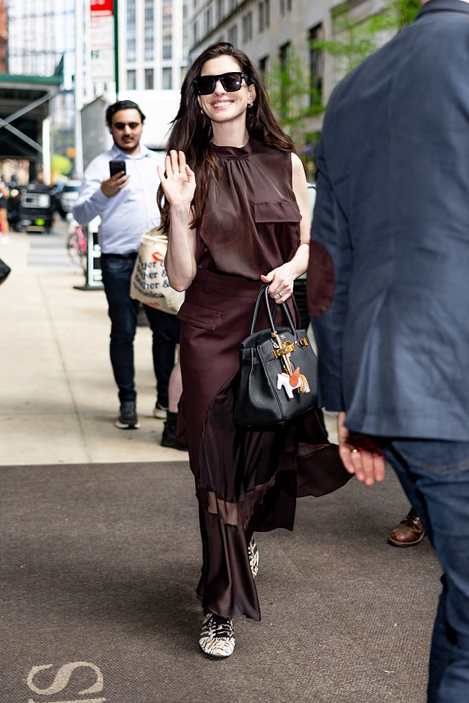 不變的女神魅力！盤點 Anne Hathaway 教科書級時尚造型，從《穿 Prada 的惡魔》、《奧德賽》到日常 Birkin 手袋穿搭