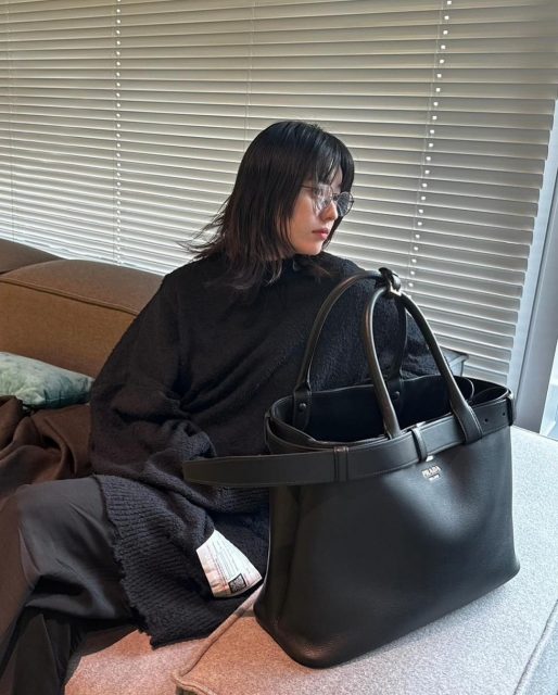 2024春夏最新手袋推介：Prada Buckle｜參考Somi、Twice成員Sana、韓孝周等韓星及時尚寵兒的演繹