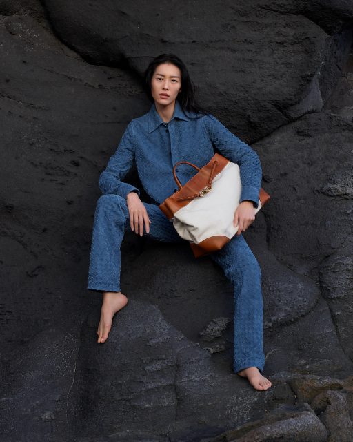 Bottega Veneta 夏日新作帆布 Andiamo 登場！找來超模劉雯示範這款全新 It Bag 強力候選