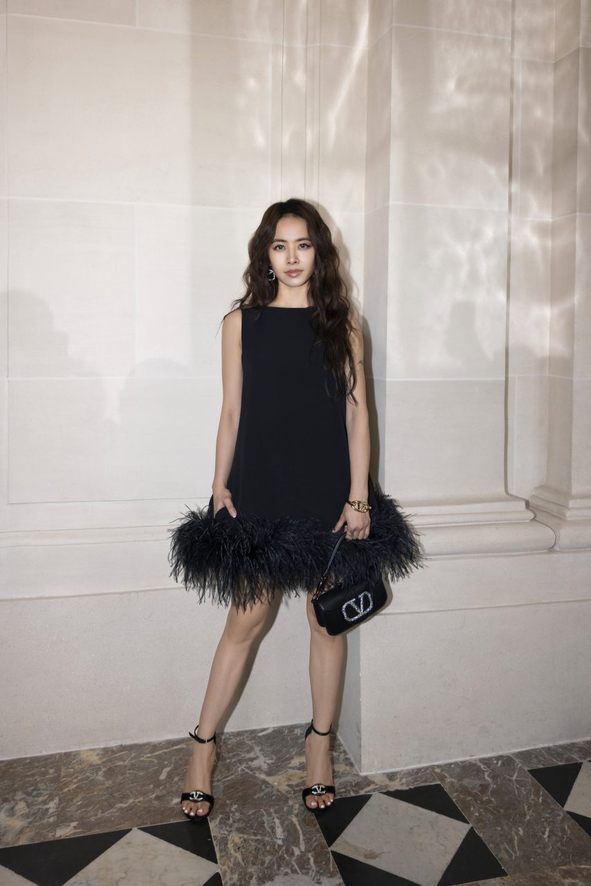 Valentino 品牌大使蔡依林的巴黎時尚之旅，換上黑色羽毛禮服亮相2024 秋冬大騷，見證黑色的無限可能！