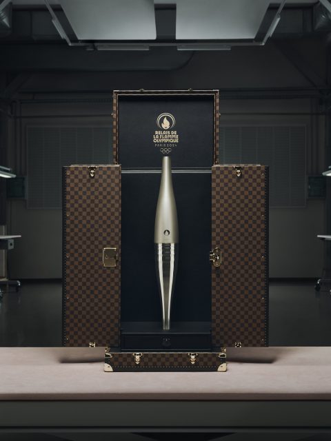 Louis Vuitton 為 2024 巴黎奧運打造奢華火炬箱,以經典 monogram 旅行箱為設計原型