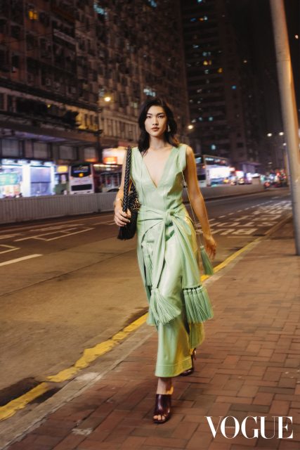 2024春夏時尚趨勢：以垂墜感和流暢輪廓詮釋裹身裙，增添優雅女性氣質