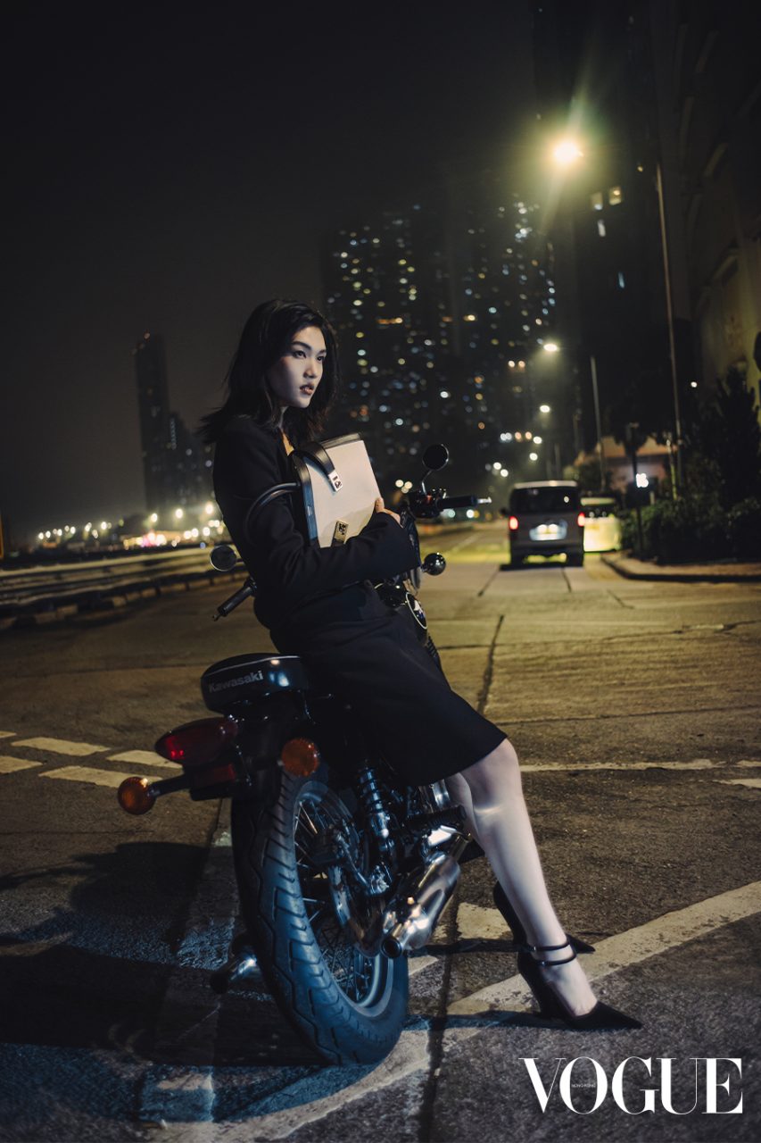 2024春夏時尚趨勢：如何更時髦地手拿大號手袋？用手臂抱着既舒適又完美配搭造型！