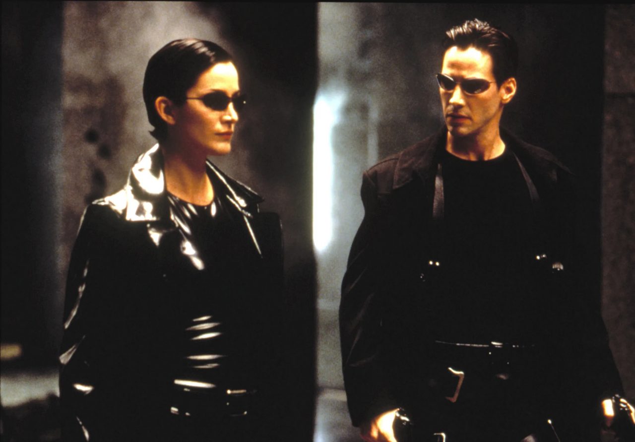 《The Matrix》上映25週年，標誌皮風衣配黑超的前衛造型，仍然影響時尚界！