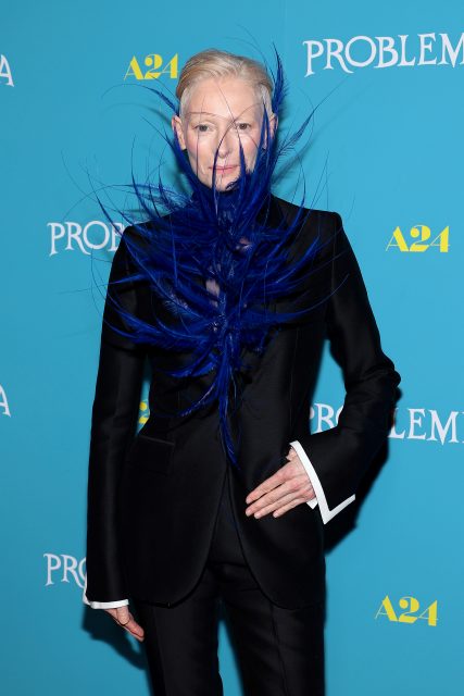 Style File: 冰山美人Tilda Swinton無懼年齡框架!標誌性時尚風格散發獨有光芒