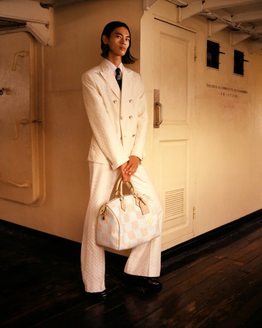 Pharrell 設計的 Louis Vuitton 2024 男裝早秋系列第一波即將上架!以維港及天星小輪為背景,拍攝航海度假風主題造型照