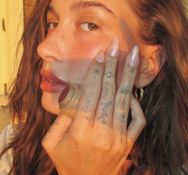 Y2K美甲熱潮仍未退?Bella Hadid、Hailey Bieber的彩虹幻彩甲色再度成為大熱