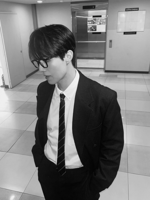 黑白灰是常客?韓劇男神李棟旭的簡約穿搭